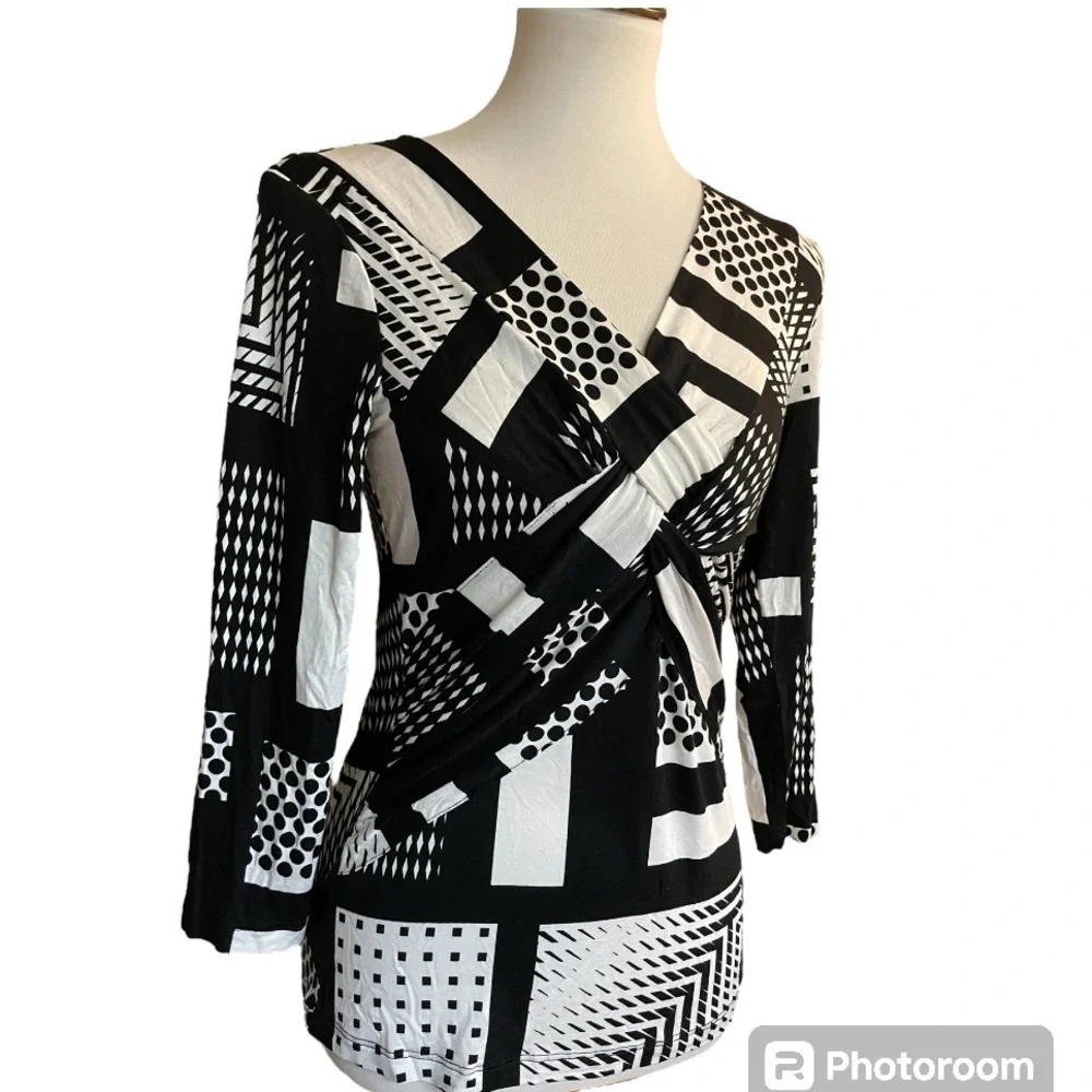 Geometric print Black and White Top NWT - Picture 3 of 11